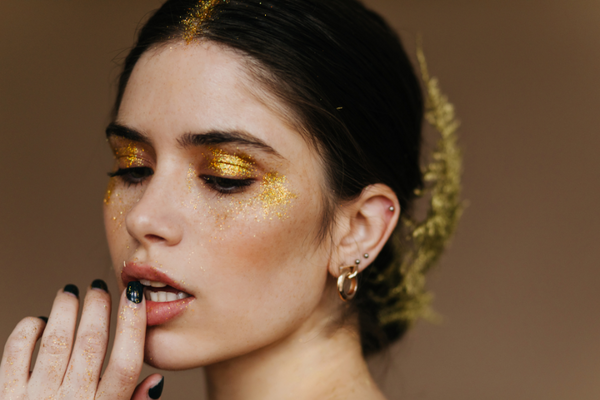 Quelles maquillage avec une robe dorée ?