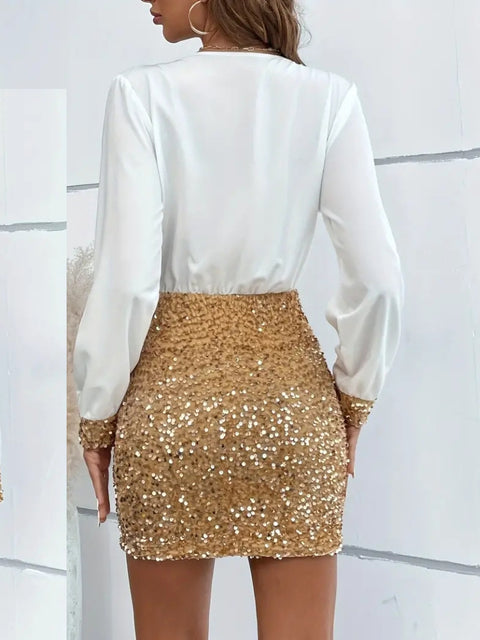 Robe blanche et dorée de dos