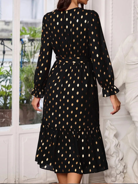 Robe noire et dorée de dos